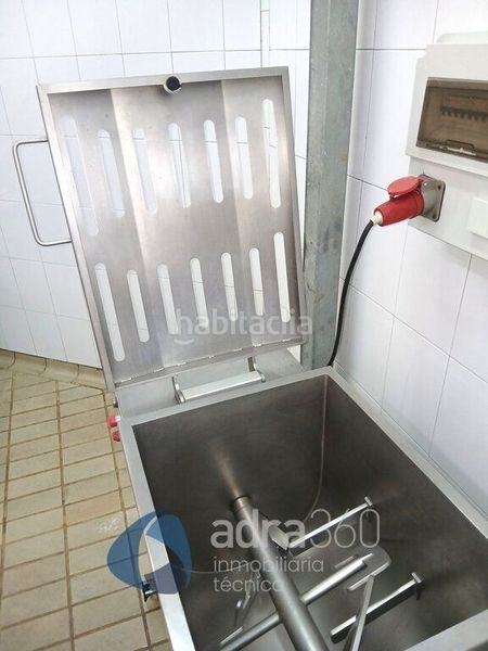 Foto 294c110f-11e8-46c4-a285-2c1b06c48920. Alquiler local comercial se alquila obrador cárnico en Ribafrecha