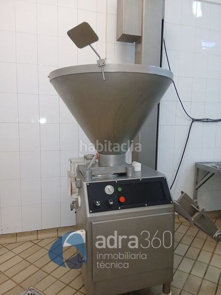 Foto caec74a5-bc46-45c7-b8de-236f3dc82635. Alquiler local comercial se alquila obrador cárnico en Ribafrecha