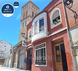 Édifice  Rodriguez paterna. Edificio en rodríguez paterna con jardín  casco antiguo de logro