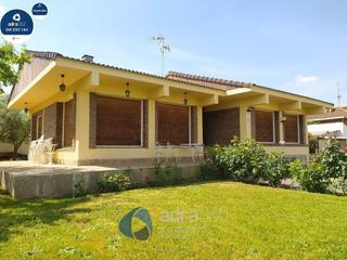 Casa  Soria. Se vende casa unifamiliar en carretera soria