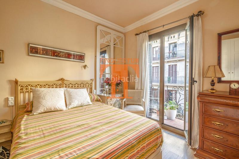 Foto a70be78f-f31a-43d1-bbe1-10a533978018. Etagenwohnung in Raval Barcelona