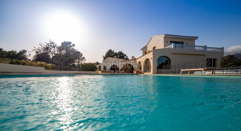 Foto 8f7df415-3d64-4ad4-bff3-7b30705f0424. Chalet with fireplace heating pool in Altea ciudad Altea