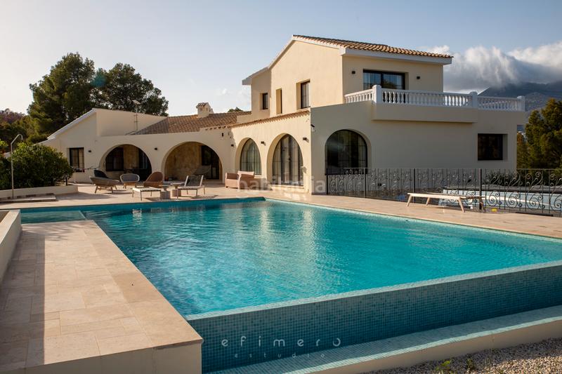 Foto d33affbc-51be-43ea-a650-cb3e5ad52c44. Chalet with fireplace heating pool in Altea ciudad Altea