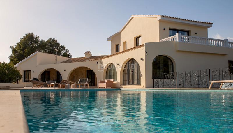 Foto f5f824ca-f098-448b-851b-dbe6786e28d7. Chalet with fireplace heating pool in Altea ciudad Altea