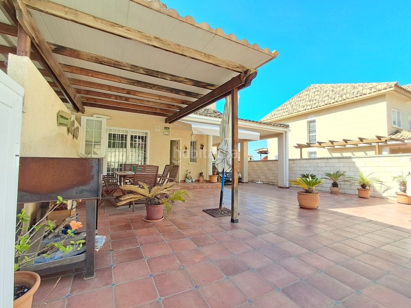 Foto c6ad3f6e-f60d-4407-bc79-529a8c0ff416. Casa adossada amb xemeneia calefacció aparcament piscina a Nucia (la)