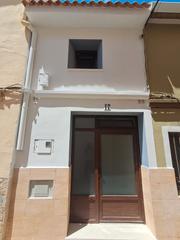 Casa adossada en Carrer de dalt 7. Casa de pueblo reformada para estrenar