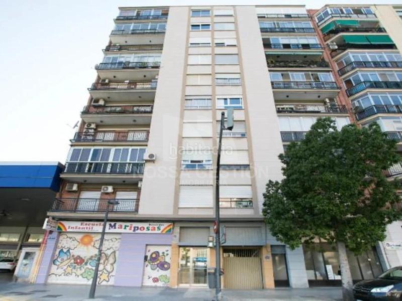 Foto dff09648-18ce-4c1a-8406-543bff6c6852. Parking coche espacio de parking en avda. ausias march, derecho indiviso de uso en Valencia