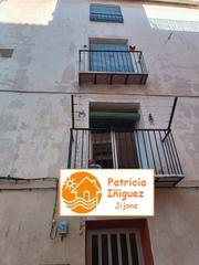 Masia  Carrer de la vila. Casona rústica de 4 plantas, sótanos, terraza. en el centro hist