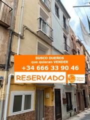 Casa adossada  Carrer de la vila. Casa de 4 plantas reciclada completamente a nuevo !!!