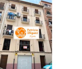 Pis  Avinguda constitució. Amplio y acojedor entrepiso con ventanas a la calle, en el puebl