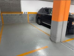 Parking coche en Carrer del parlament català. Plaza de parking av generalitat