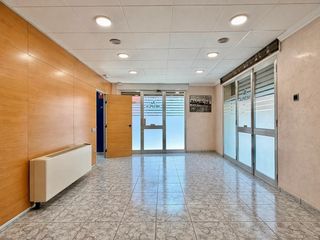 Business premise  Carrer carrer hospital. Local en venta con posibilidad de cambio de uso a vivienda seg�n