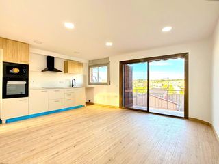 Pis a Hostal. Piso reformado en venta de 4 dormitorios en granollers