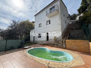Casa a Palafolls. Casa unifamiliar con piscina y garaje