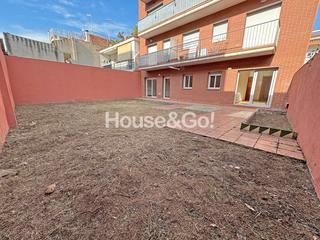 Planta baixa a Malgrat de Mar. Planta baja con enorme patio cerca del mar.