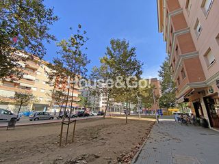Local commercial  Avinguda dels pasos catalans. Local comercial de 80m en 2 linea del p martimo.