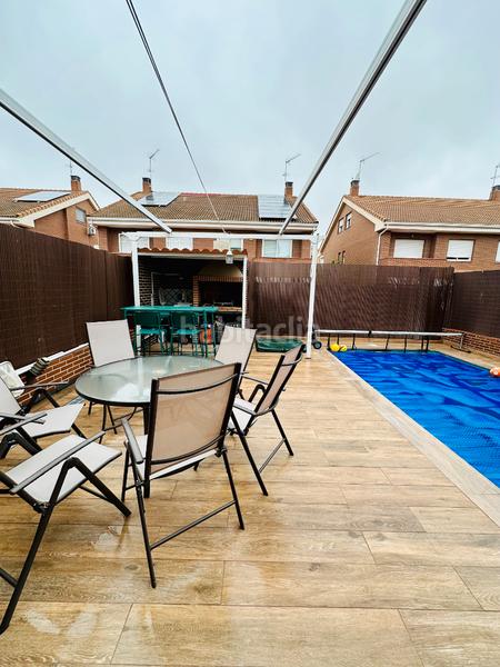 Foto 11adb73f-d187-4065-a805-565e691afc96. Casa pareada en Parla este Parla