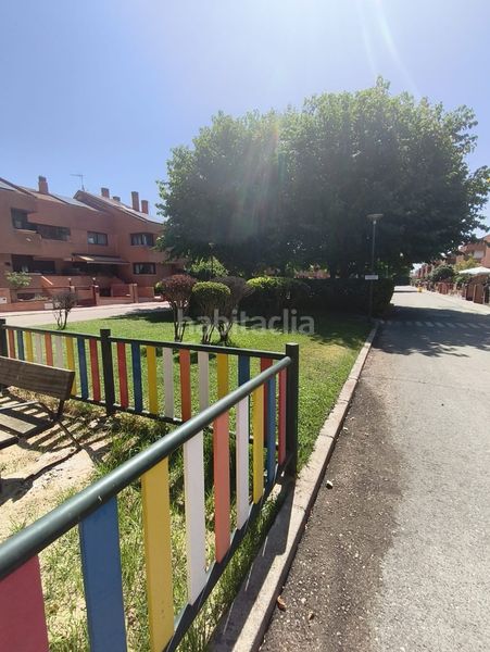 Foto 0ad871bd-06fd-4fad-a2de-a469188df737. Casa adossada amb xemeneia calefacció aparcament piscina a Getafe