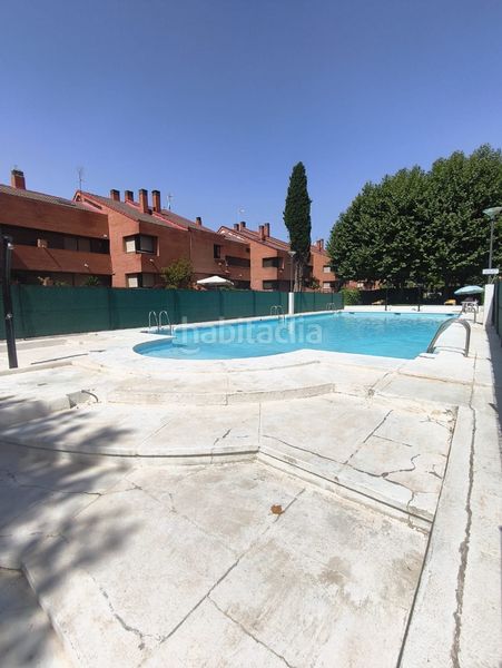 Foto 1b6f883f-8312-4d10-804e-55fcd313c42b. Casa adossada amb xemeneia calefacció aparcament piscina a Getafe
