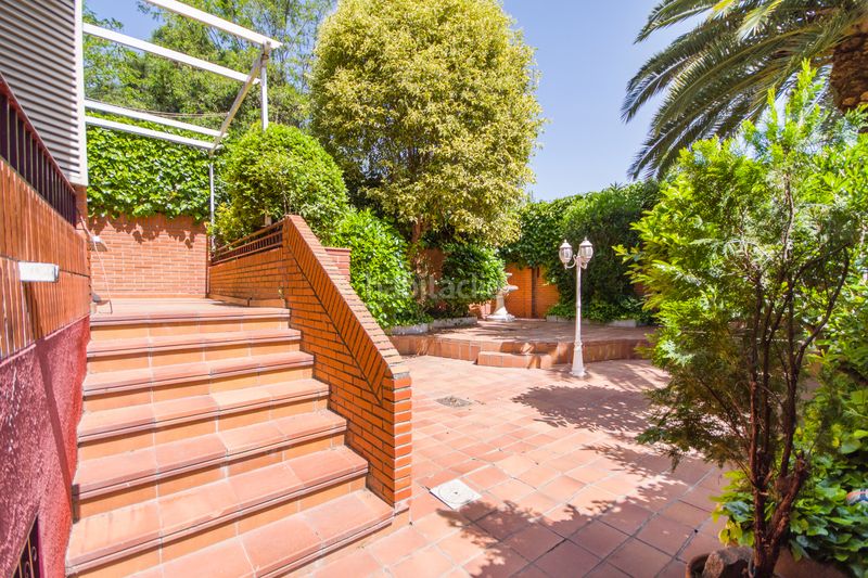 Foto c4d48050-adb8-43c0-8a27-d1d149c69601. Casa adossada amb xemeneia calefacció aparcament piscina a Getafe