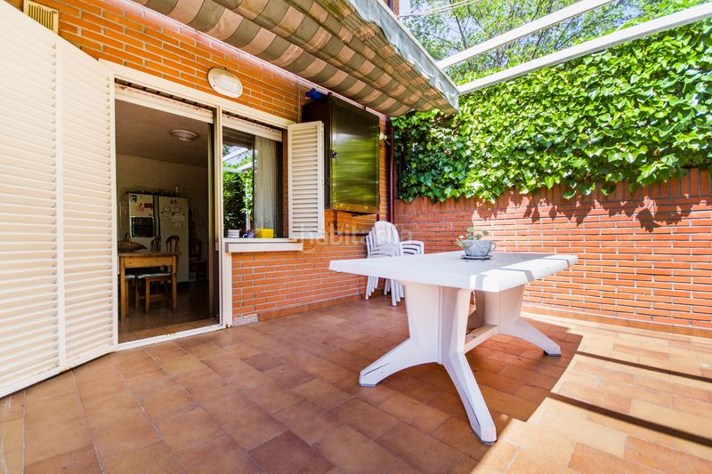 Foto f9374239-2e49-4458-836d-5e9a32b2beed. Casa adossada amb xemeneia calefacció aparcament piscina a Getafe