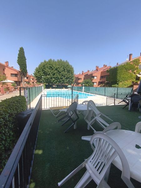Foto fc011c5c-d48f-436f-af7a-b6cc99e21b38. Casa adossada amb xemeneia calefacció aparcament piscina a Getafe
