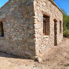 Finca rústica  Serrats. Bella finca rústica de 3,6 ha con casa de piedra