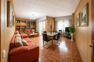 Appartement  Carrer de joan maragall. Amplio piso en venta