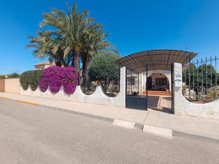 Chalet  Calle lechuza. Chalet con piscina