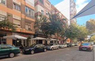Local Comercial  Calle jimnez de la espada 30. Bajo comercial con salida de humos