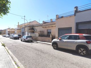 Casa adossada en Barrio Peral-San F�lix. Planta baja con cochera