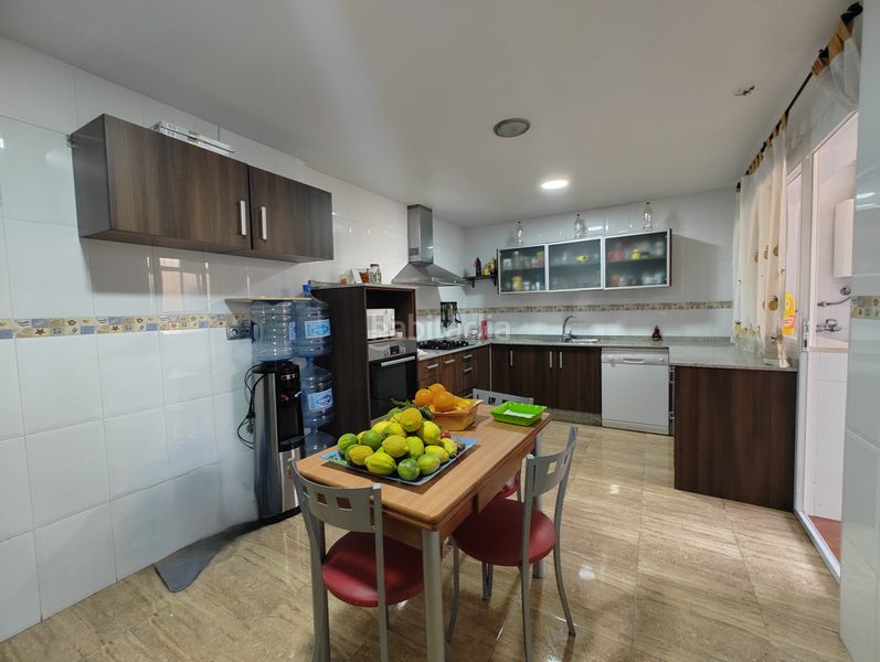 Foto dd25a23c-087b-453f-8505-c66b56a37efa. Casa aparellada amb xemeneia calefacció aparcament a Torres de Cotillas (Las)
