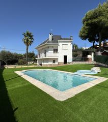 Xalet a Corbera de Llobregat. Cmoda y prctica casa con jardn y piscina