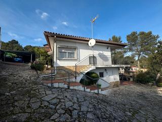 Chalet in Corbera de Llobregat. Encantadora casa con vistas panormicas