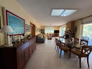 Xalet a Corbera de Llobregat. Cmoda y prctica casa con jardn y piscina