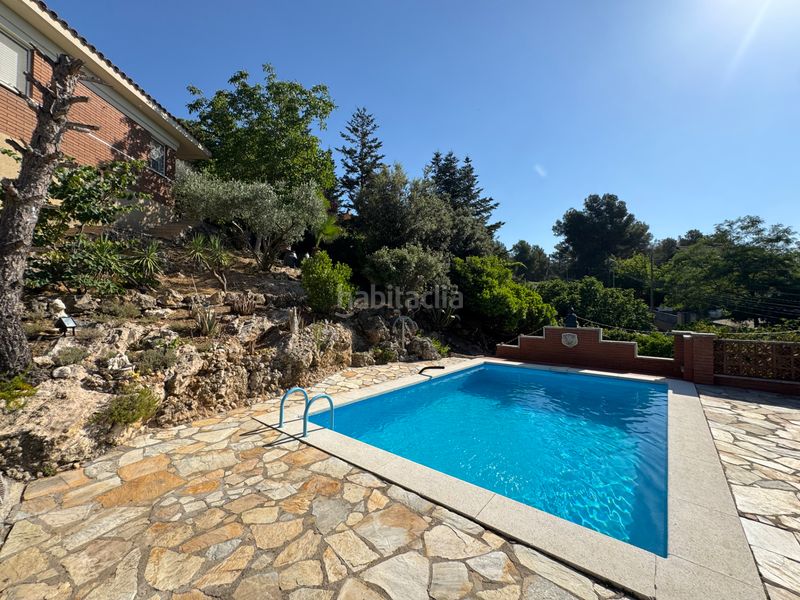 Foto f0766015-cce1-44ec-bb02-780511e123ec. Xalet amb xemeneia calefacció piscina a Corbera de Llobregat