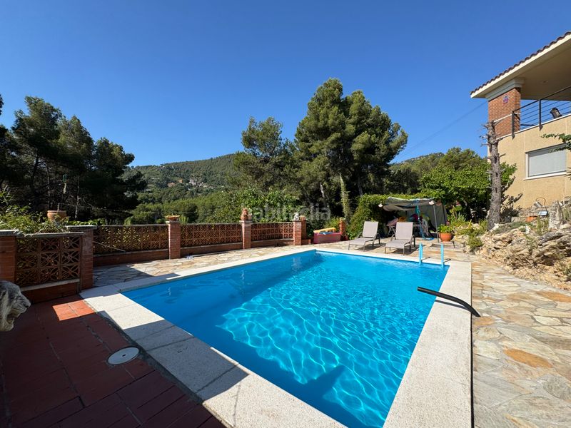 Foto f50be813-ecbe-4846-af0a-06b5e582692e. Xalet amb xemeneia calefacció piscina a Corbera de Llobregat
