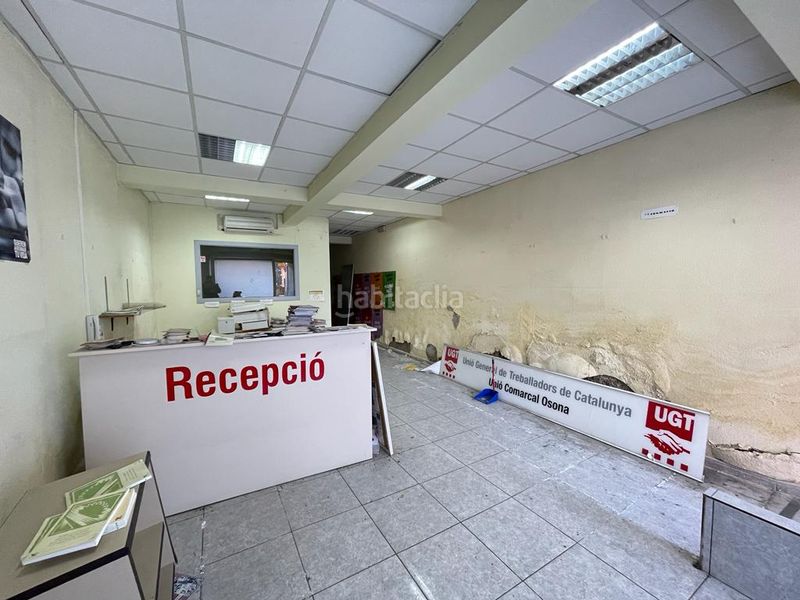 Foto b8620bec-89b3-4302-b564-3d8b5d4d5ec3. Local comercial a carrer del vendrell 33 a Manlleu