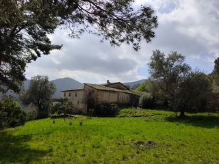 Mas à Corbera de Llobregat. Propiedad histórica catalogada con gran finca privada y extraord