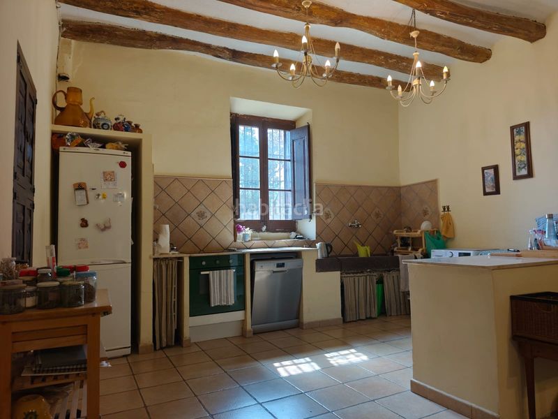 Foto b8ee90f5-3cf9-4108-9a08-8c15842b728b. Masia amb xemeneia aparcament a Corbera de Llobregat