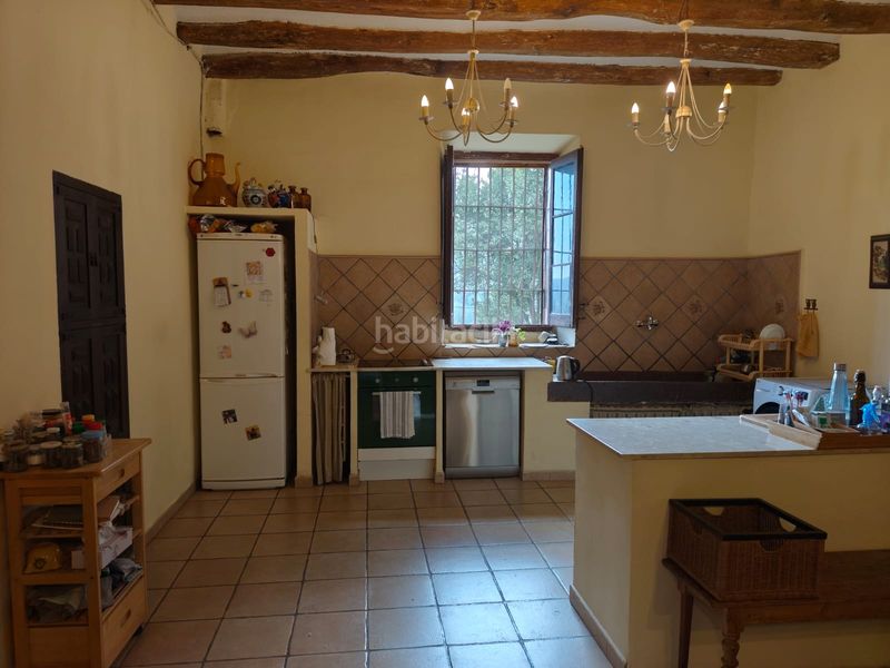 Foto bdd95b1d-a343-4db0-b6d8-bbaa0ca618d3. Masia amb xemeneia aparcament a Corbera de Llobregat