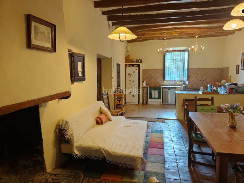 Foto c3f79bd6-dce4-4b74-b89d-ae736d6f37e1. Masia amb xemeneia aparcament a Corbera de Llobregat