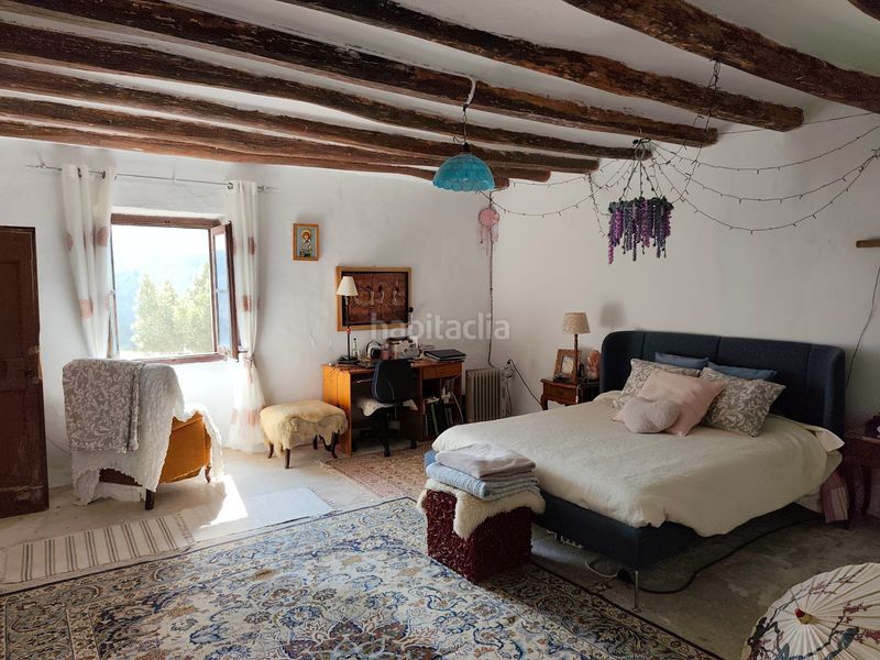 Foto cad6c0fe-5269-4fa6-9745-15a75181c993. Masia amb xemeneia aparcament a Corbera de Llobregat