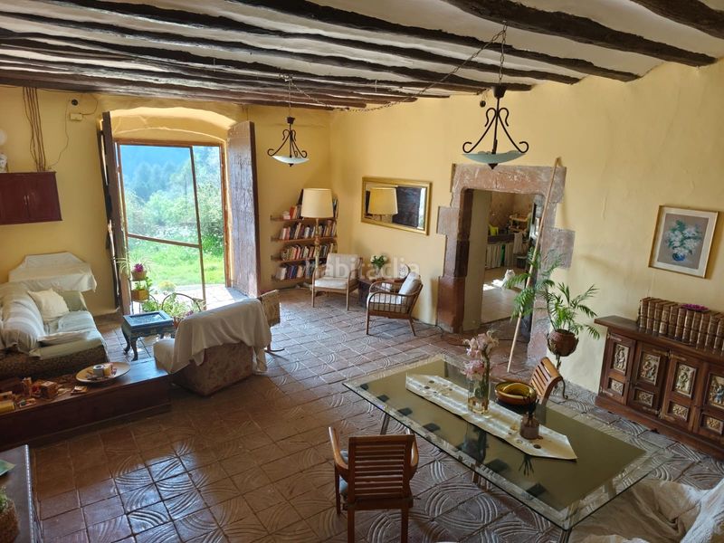 Foto cbb1e957-a69f-4f55-89d1-f64eb5b68904. Masia amb xemeneia aparcament a Corbera de Llobregat