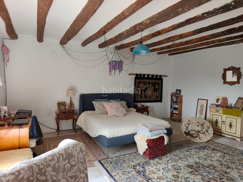 Foto e8c04880-3201-46ed-969b-e14f626b0522. Masia amb xemeneia aparcament a Corbera de Llobregat