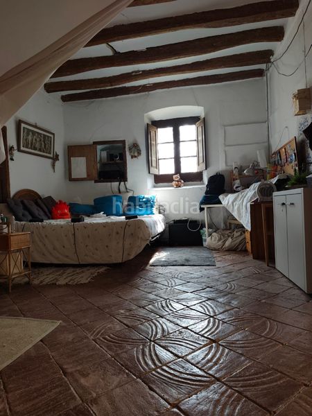 Foto f96ea68b-bf61-448d-98c4-378a319fe1a2. Masia amb xemeneia aparcament a Corbera de Llobregat