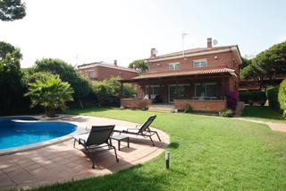 Casa  Carrer de cunit. Casa exclusiva junto a playa gav, 494m2, parcela 814m2, jardn,