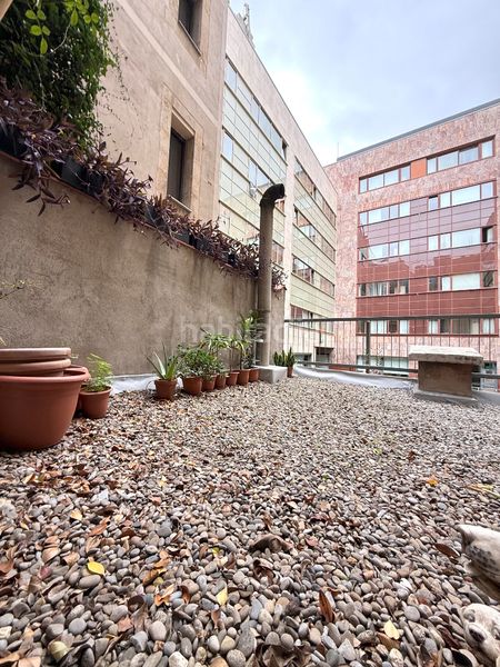 Foto 3cd678c1-0b30-4274-ac44-dae84d8d8915. Local comercial a Raval Barcelona