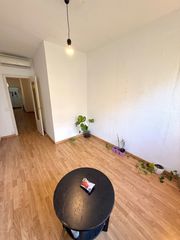 Lloguer Pis  Carrer de calàbria. Piso barrio sant antoni, alto, exterior, 2 hab. perfecto estado.