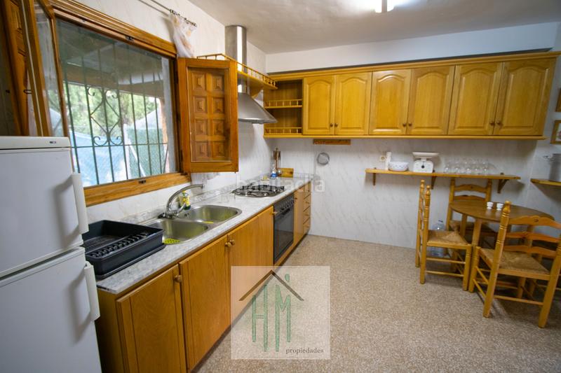 Foto a04e3387-bd7b-47eb-970e-e638f48a7552. Casa adossada amb xemeneia aparcament a Torre de les Maçanes (la)